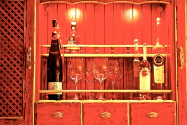 Landhausküche Nizza gemauert in rot mit goldenem Rand, Flaschenregal