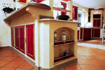 Landhausküche Nizza gemauert mit roten Fronten und goldenem Rand
