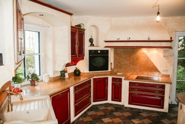 Landhausküche Nizza gemauert in rot mit Antikmarmorplatte