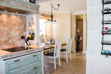 Mediterrane Küche AVIGNON mit hellblauen Fronten, gemauert