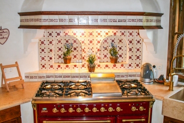 Mediterrane Küche Nizza in Brau mit Email Landhausherd und gemauertem Dunstabzug