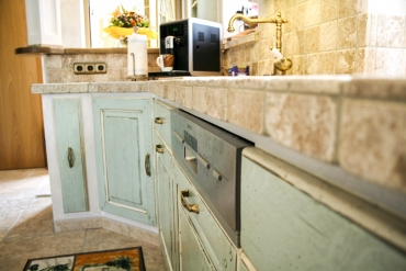 Landhausküche AVIGNON in blau/weiß mit gefliester Arbeitsplatte und integriertem Geschirrspüler