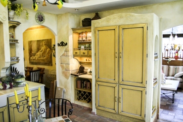 Landhausküche TOSKANA in gelb mit gemauertem Wandschrank