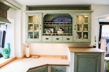 Italienische Landhausküche AVIGNON, rustikaler Hochschrank in hellblau