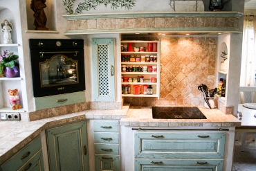 Mediterrane Küche AVIGNON, hellblau mit ausziehbarem Gewürzfach und integriertem Backofen
