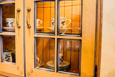 Mediterrane Landhausküche TOSKANA Türen mit gelber Front und blauer Kontur