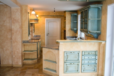 Mediterrane gemauerte Küche mit hellblauen Fronten
